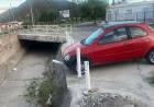un auto se desplazó sin conductor y casi cae a un canal