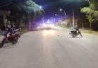 Motociclista sufrió una caída en la rotonda del barrio Sagrada Familia y resultó con lesiones leves