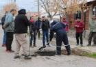 El municipio avanza con un operativo de bacheo en los barrios 111 Viviendas y Las Torres
