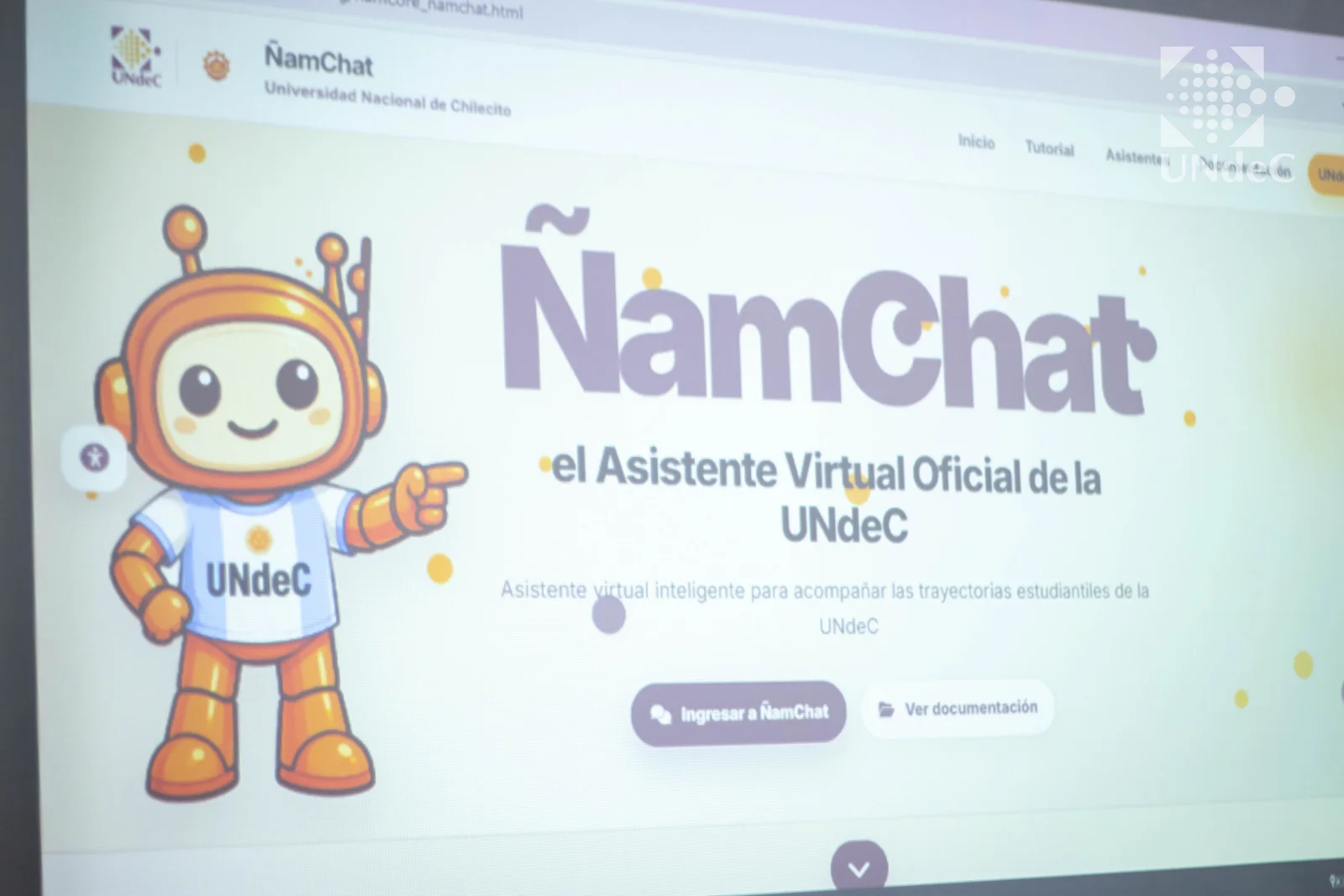 La UNdeC se posiciona entre las primeras universidades del país con un asistente virtual inteligente propio al servicio de sus estudiantes