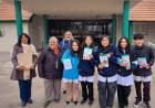 Alumnos de una escuela primaria entregaron regalos a niños en el Hospital