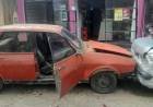 Un Renault 12 se desplazó sin conductor y chocó contra un auto estacionado