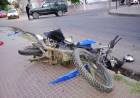 Una camioneta chocó contra una moto y el conductor sufrió lesiones graves