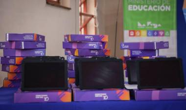 La Rioja entregó 631 tablets para fortalecer la alfabetización en los primeros años de escuela