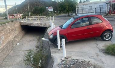 un auto se desplazó sin conductor y casi cae a un canal