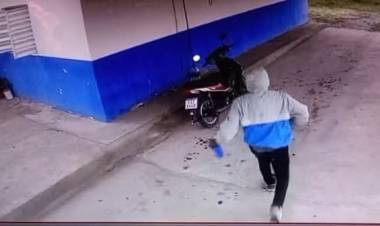 Robaron combustible de la moto de una enfermera mientras realizaba su guardia en un CAPS de Chilecito