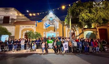 Abrazo simbólico a la UNdeC en defensa de la universidad pública y el financiamiento educativo