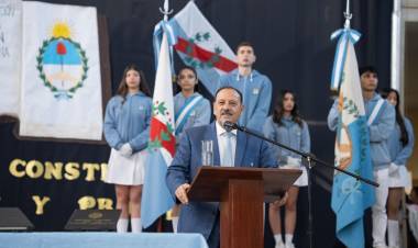 Estudiantes riojanos prometieron lealtad a la Constitución y asumieron el compromiso de defender la democracia