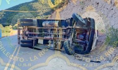 Un camión sufrió un desperfecto mecánico y terminó dañado en la Cuesta de Guanchín