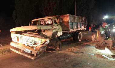 Choque entre una camioneta y un camión en Vichigasta: tres personas fueron hospitalizadas