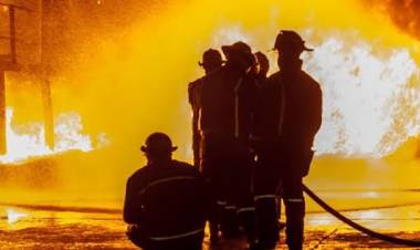 Incendio de pastizales en una vivienda fue controlado por Bomberos Voluntarios