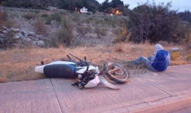 Adolescente resultó gravemente herido tras caer de su motocicleta: conducía alcoholizado y sin casco