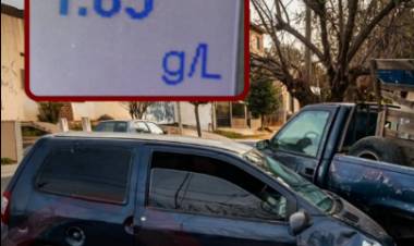 Colisión en barrio Pomán: una conductora dio positivo en alcoholemia tras chocar contra un vehículo estacionado