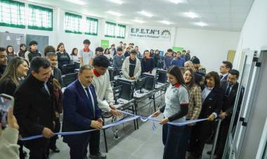 Quintela inauguró en Chilecito un laboratorio informático que amplía las oportunidades de formación para estudiantes técnicos