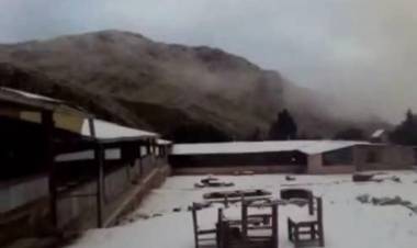 Chilecito amaneció con un paisaje blanco y Las Placetas regaló una postal única del invierno riojano