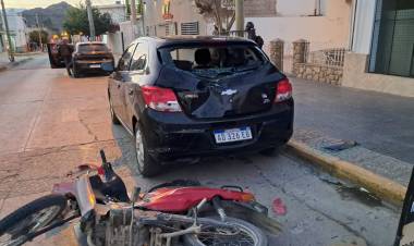 Motociclista perdió el control al intentar sobrepasar un vehículo y protagonizó un choque frente al SUM-ERI
