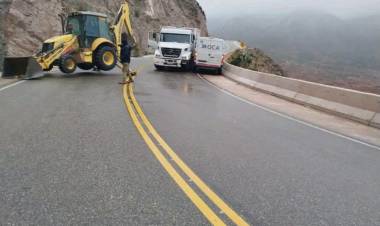 Choque entre un camión y una combi en la Cuesta de Miranda: solo hubo daños materiales