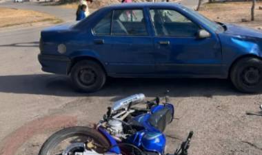 Un motociclista sufrió lesiones leves tras un choque entre una moto y un automóvil en pleno centro
