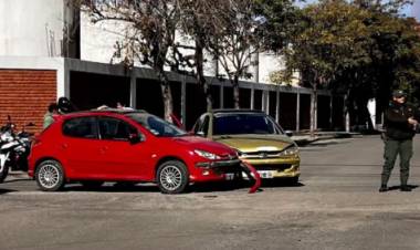 Fuerte choque entre dos automóviles en la intersección de Máximo Martínez y La Plata