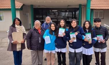 Alumnos de una escuela primaria entregaron regalos a niños en el Hospital