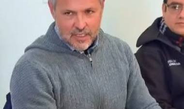 Personal de la Secretaría de Obras Públicas lleva adelante trabajos sobre avenida Presidente Perón, frente a la Terminal de Ómnibus, a raíz de un bache de gran tamaño generado tras la intervención de la empresa Aguas Riojanas para reparar un caño maestro averiado.