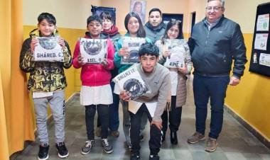 Alumnos de Tilimuqui recibieron la indumentaria de la Promo