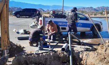 Realizan trabajos de empalme de una nueva red de agua potable sobre avenida Circunvalación