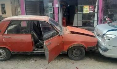 Un Renault 12 se desplazó sin conductor y chocó contra un auto estacionado