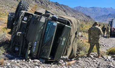 Volcó un camión Unimog del Ejército Argentino en inmediaciones de Mina La Mejicana