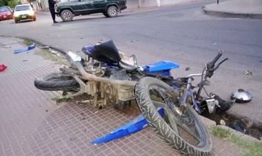 Una camioneta chocó contra una moto y el conductor sufrió lesiones graves