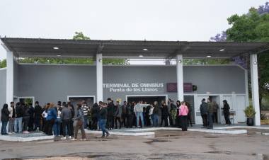 Quintela recorrió la terminal de ómnibus recuperada de Punta de los Llanos que mejora la conectividad para los pasajeros de los Llanos