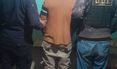 Detuvieron a un hombre y secuestraron zapatillas y un revólver durante un allanamiento