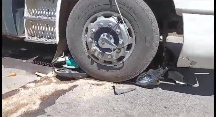 Joven salva su vida de milagro tras chocar con un camión