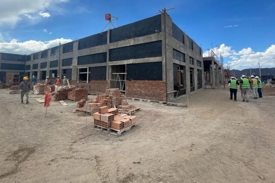 Asisten a trabajadores de la construcción despedidos del Hospital