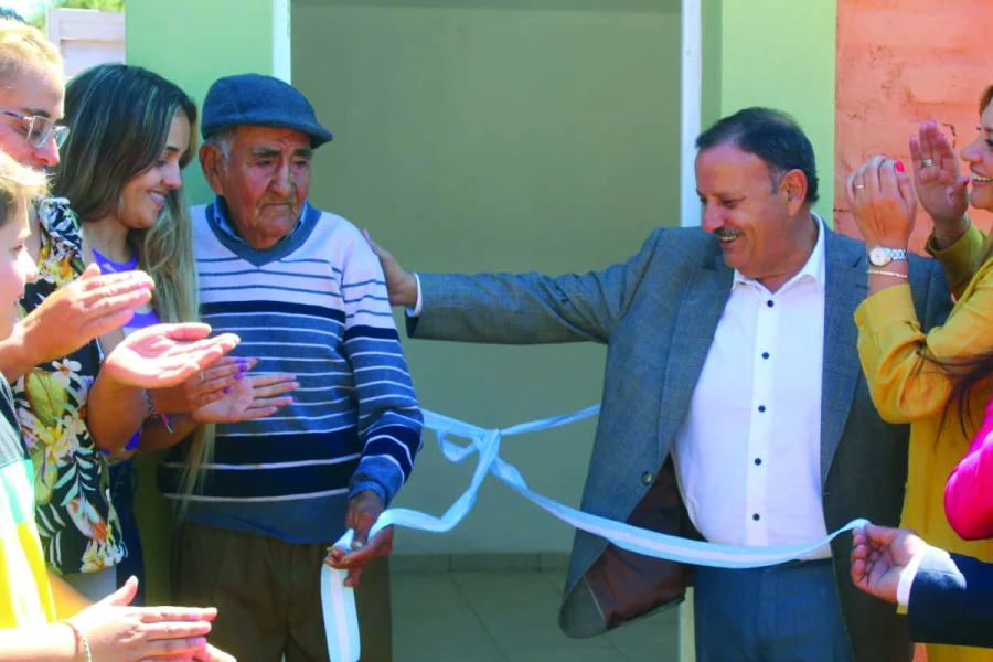 El gobernador entregó vivienda en Puesto “Las Pircas”