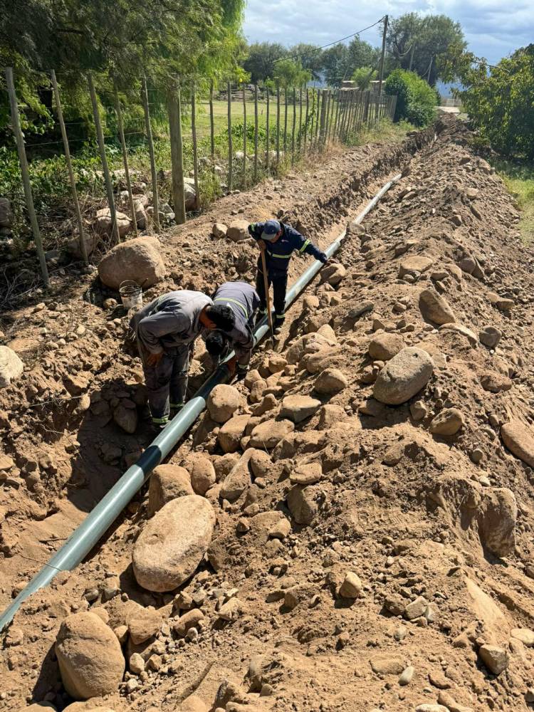 El gobierno provincial continúa ejecutando obras en apoyo a regantes riojanos