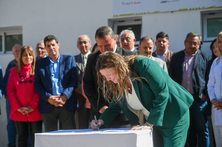Chilecito: Firmaron convenio para finalizar viviendas del Plan Angelelli
