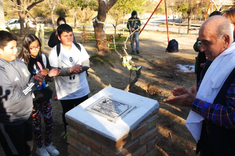 Homenajean a vecino por su labor comunitaria y social