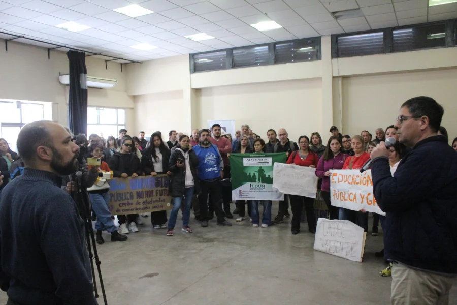 La comunidad universitaria se movilizó defendiendo educación