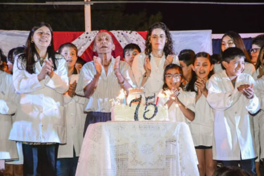 Municipio acompañó los 75 años de escuela