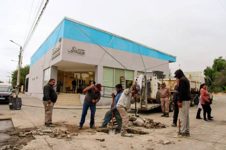 Avanzan trabajos de reparación integral de calzada en un punto clave de la ciudad