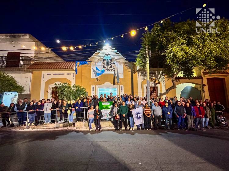 Abrazo simbólico a la UNdeC en defensa de la universidad pública y el financiamiento educativo