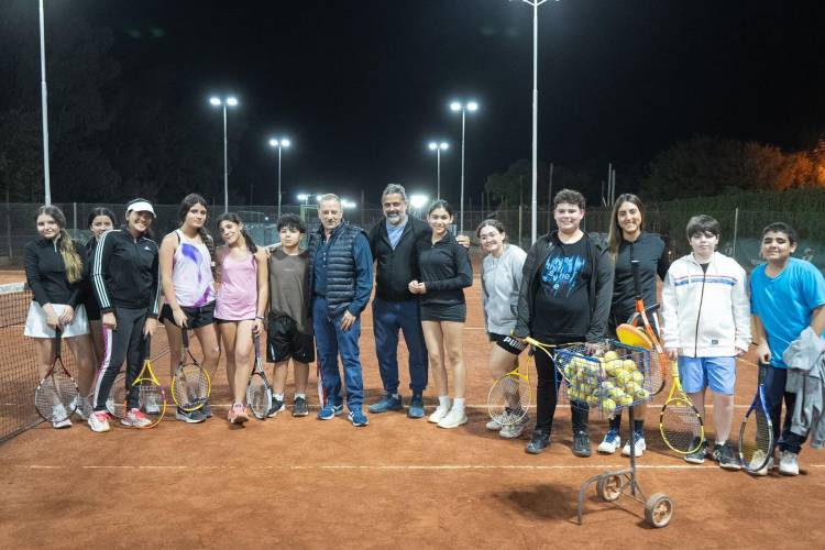 Quintela inauguró la iluminación del Lawn Tennis y fortalece la infraestructura deportiva para ampliar la práctica y los torneos