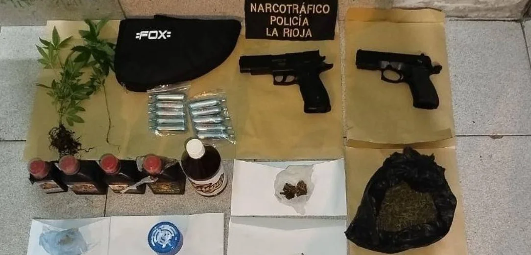 Megaoperativo policial: cuatro detenidos tras allanamientos por armas, droga y una moto robada