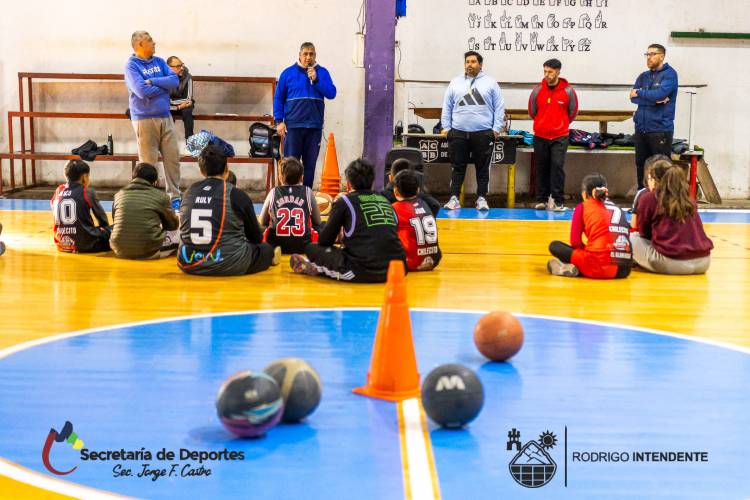 Jóvenes basquetbolistas participaron de una jornada de tecnificación en Chilecito