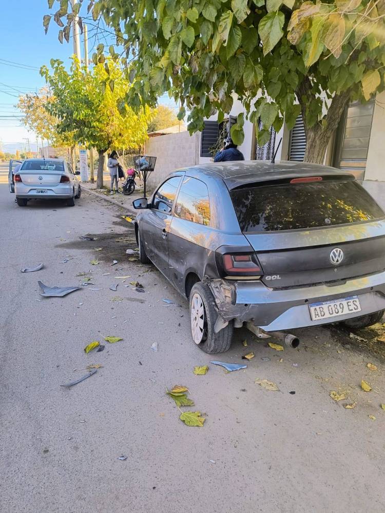 Choque entre dos vehículos dejó importantes daños materiales en el barrio Santa Rita