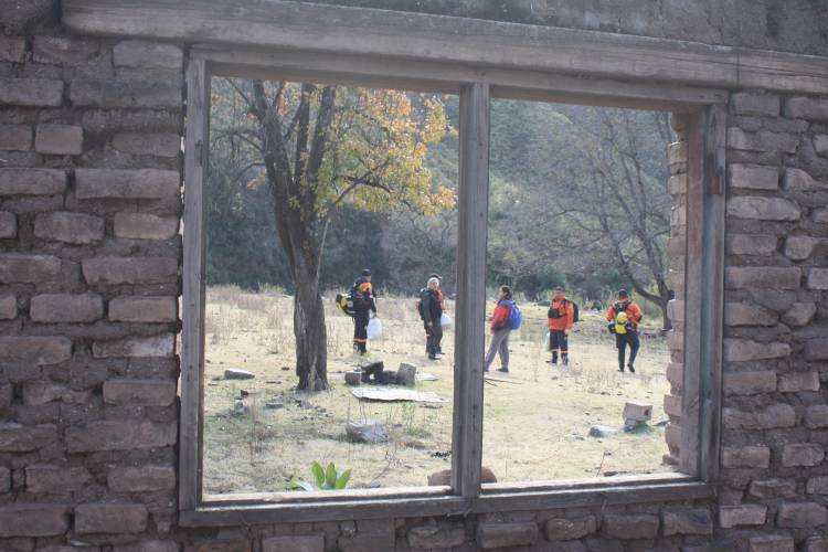 UNdeC y Bomberos Voluntarios fortalecen la prevención de incendios con una jornada de campo en la Sierra del Famatina