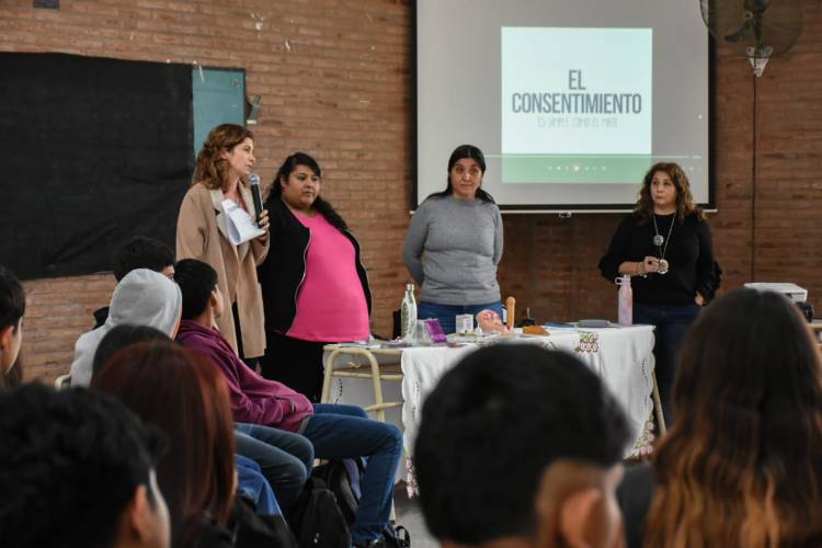 Salud llevó al Colegio Provincial N° 3 un taller para fortalecer el cuidado, la prevención y el acceso a información sobre salud sexual