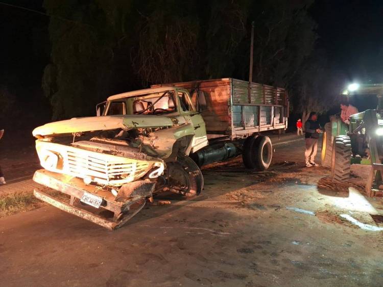 Choque entre una camioneta y un camión en Vichigasta: tres personas fueron hospitalizadas