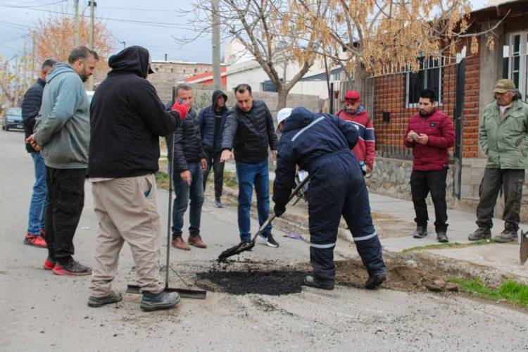 El municipio avanza con un operativo de bacheo en los barrios 111 Viviendas y Las Torres